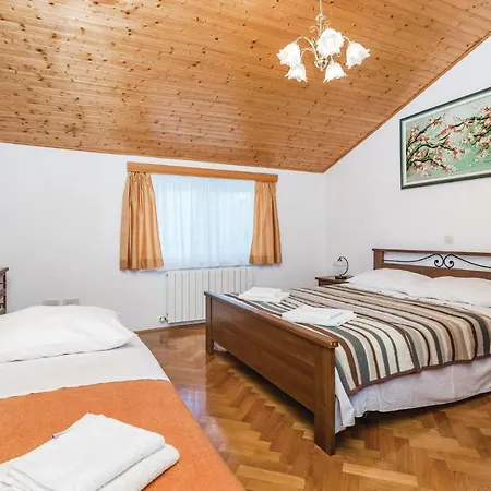 Appartement 3 Bedroom Awesome In Brseč